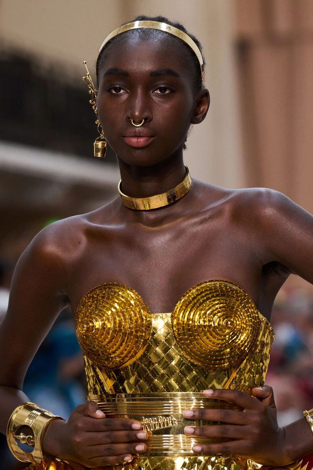 Jean Paul Gaultier de Olivier Rousteing Outono inverno 2022-2023 Runway revista