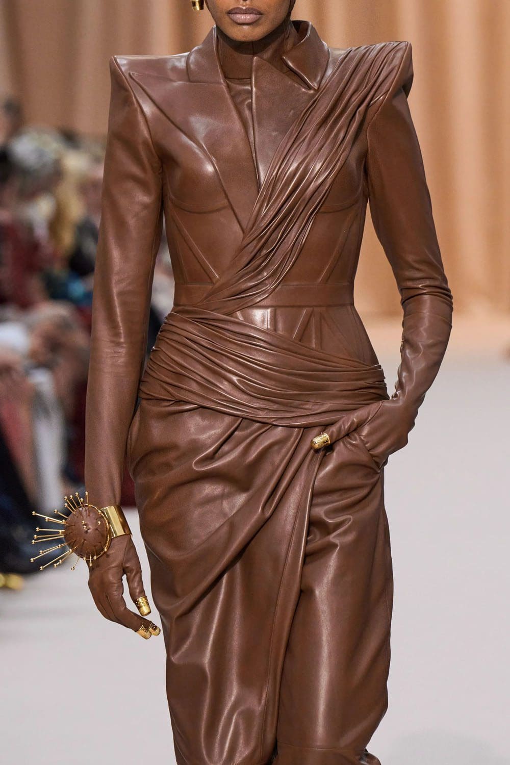 Jean Paul Gaultier de Olivier Rousteing Outono inverno 2022-2023 Runway revista