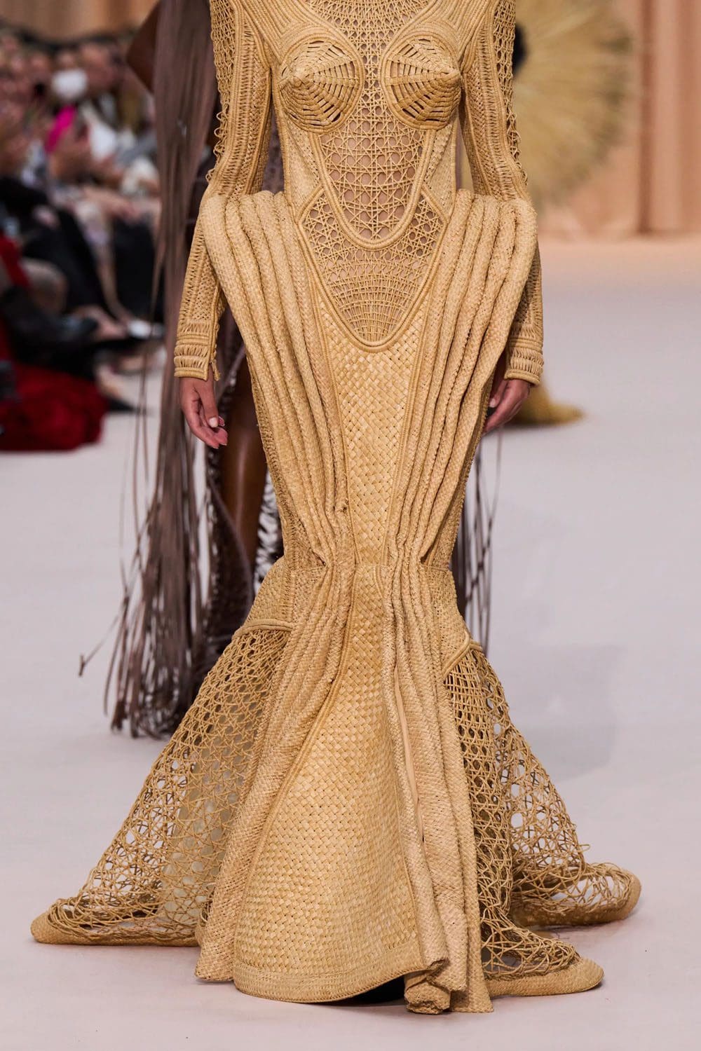 Jean Paul Gaultier de Olivier Rousteing Outono inverno 2022-2023 Runway revista