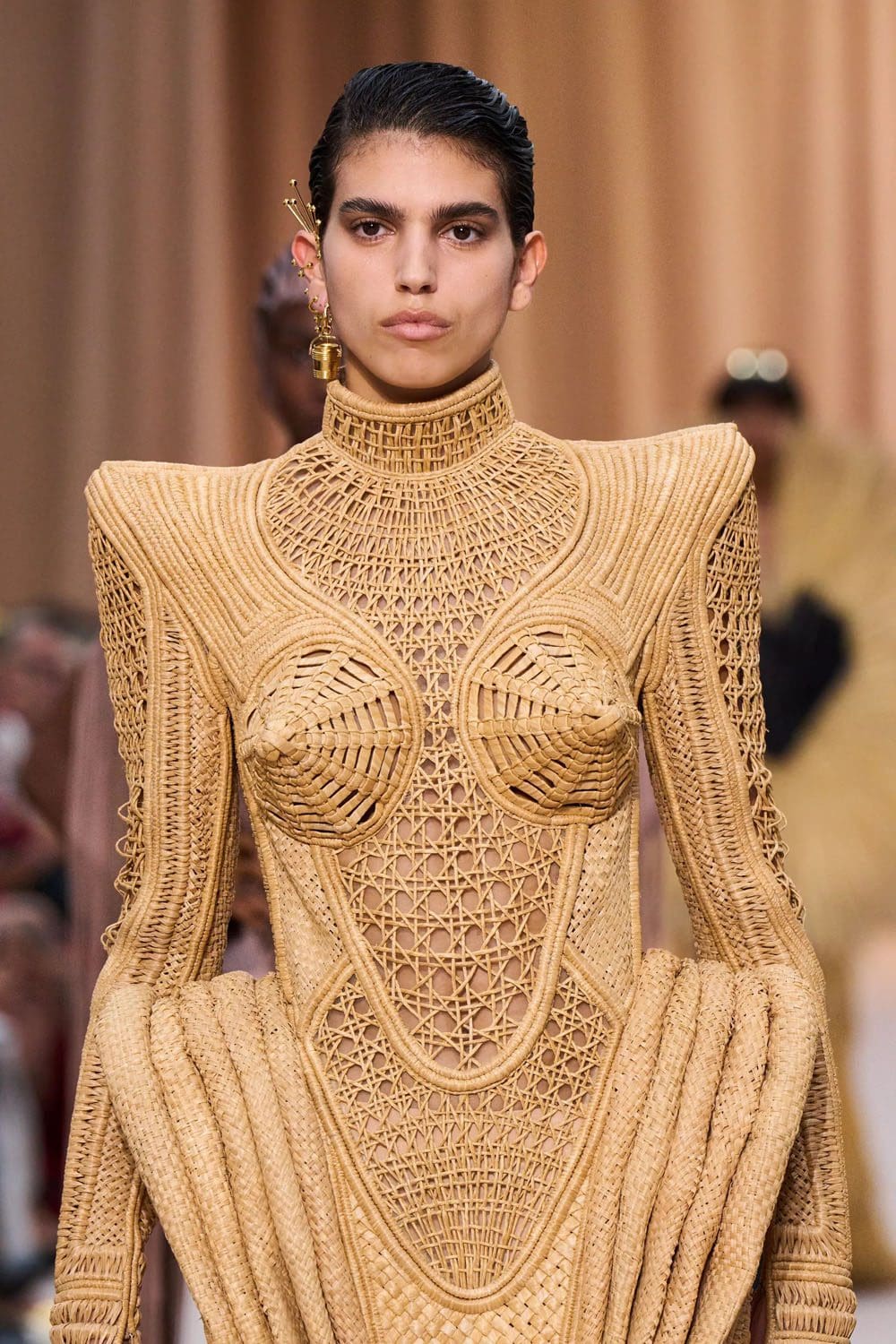 Jean Paul Gaultier de Olivier Rousteing Outono inverno 2022-2023 Runway revista
