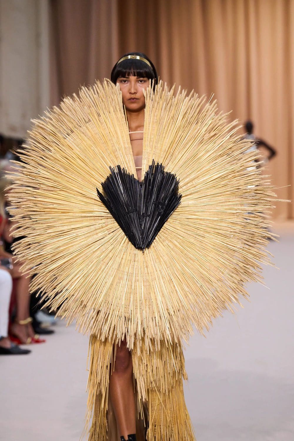 Jean Paul Gaultier de Olivier Rousteing Outono inverno 2022-2023 Runway revista
