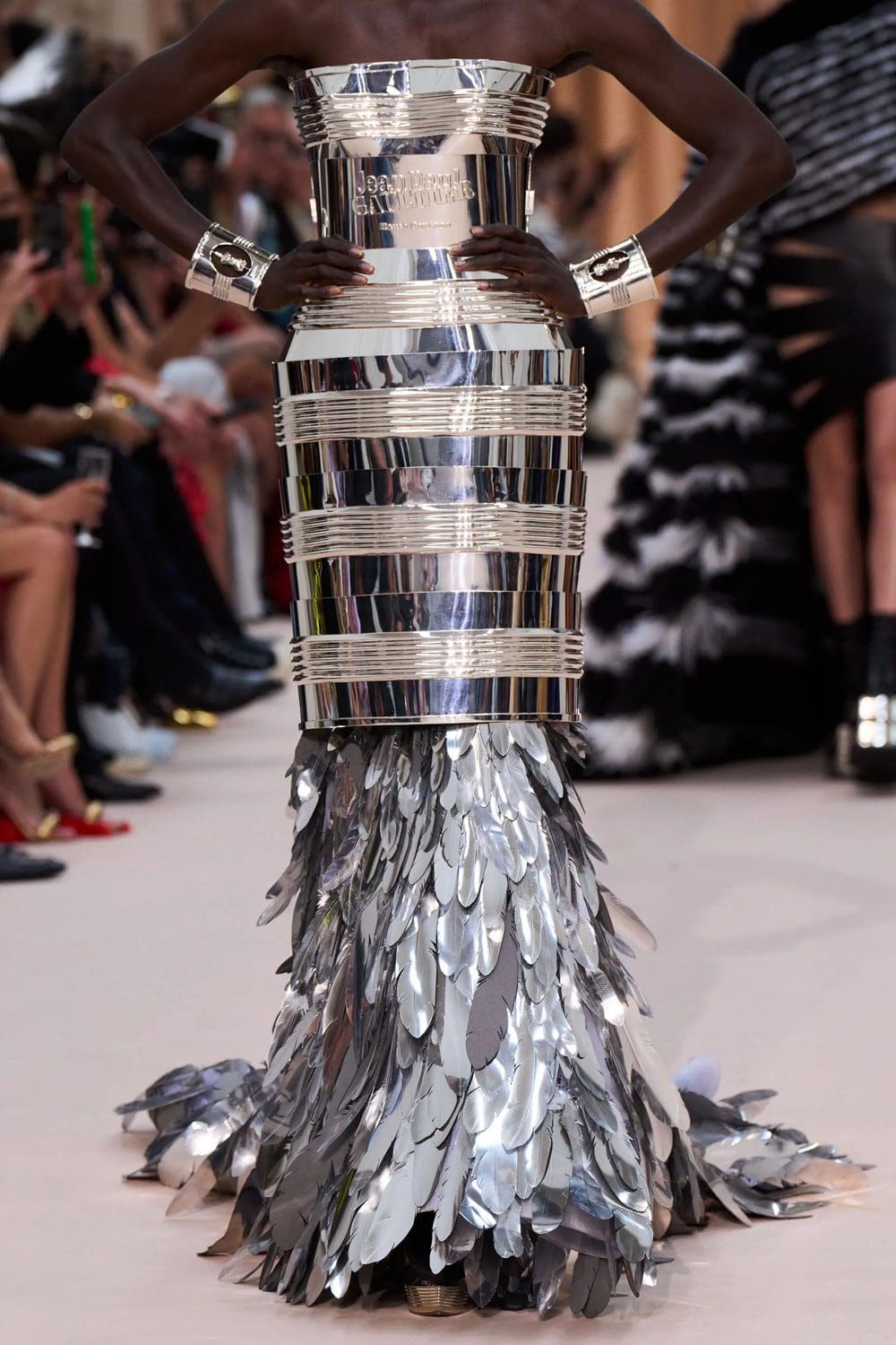 Jean Paul Gaultier de Olivier Rousteing Outono inverno 2022-2023 Runway revista