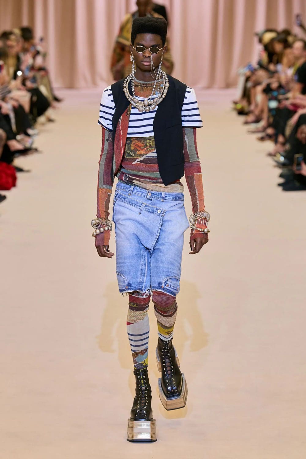Jean Paul Gaultier de Olivier Rousteing Outono inverno 2022-2023 Runway revista