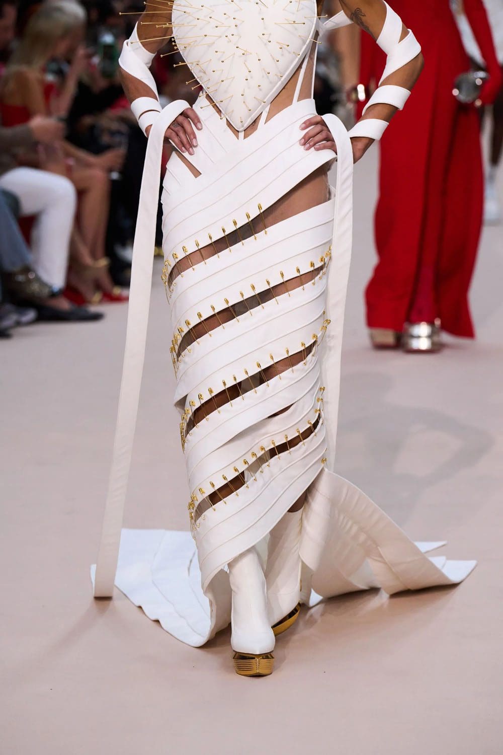 Jean Paul Gaultier de Olivier Rousteing Outono inverno 2022-2023 Runway revista