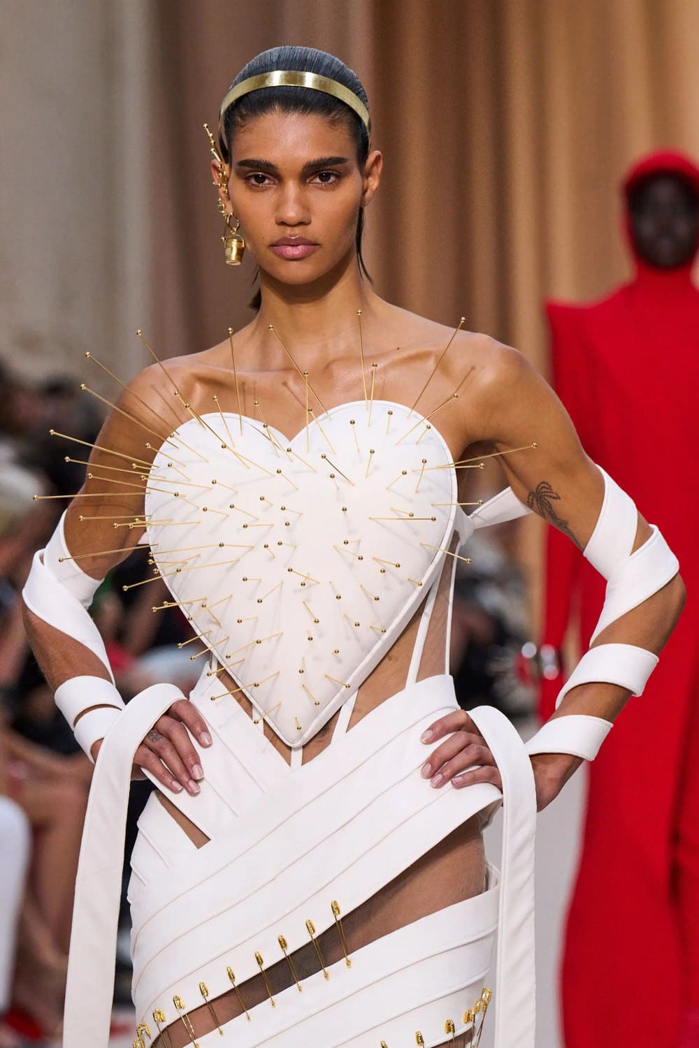 Jean Paul Gaultier de Olivier Rousteing Outono inverno 2022-2023 Runway revista