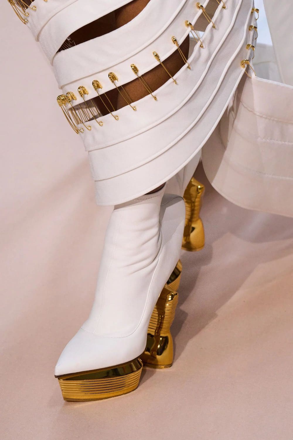 Jean Paul Gaultier de Olivier Rousteing Outono inverno 2022-2023 Runway revista