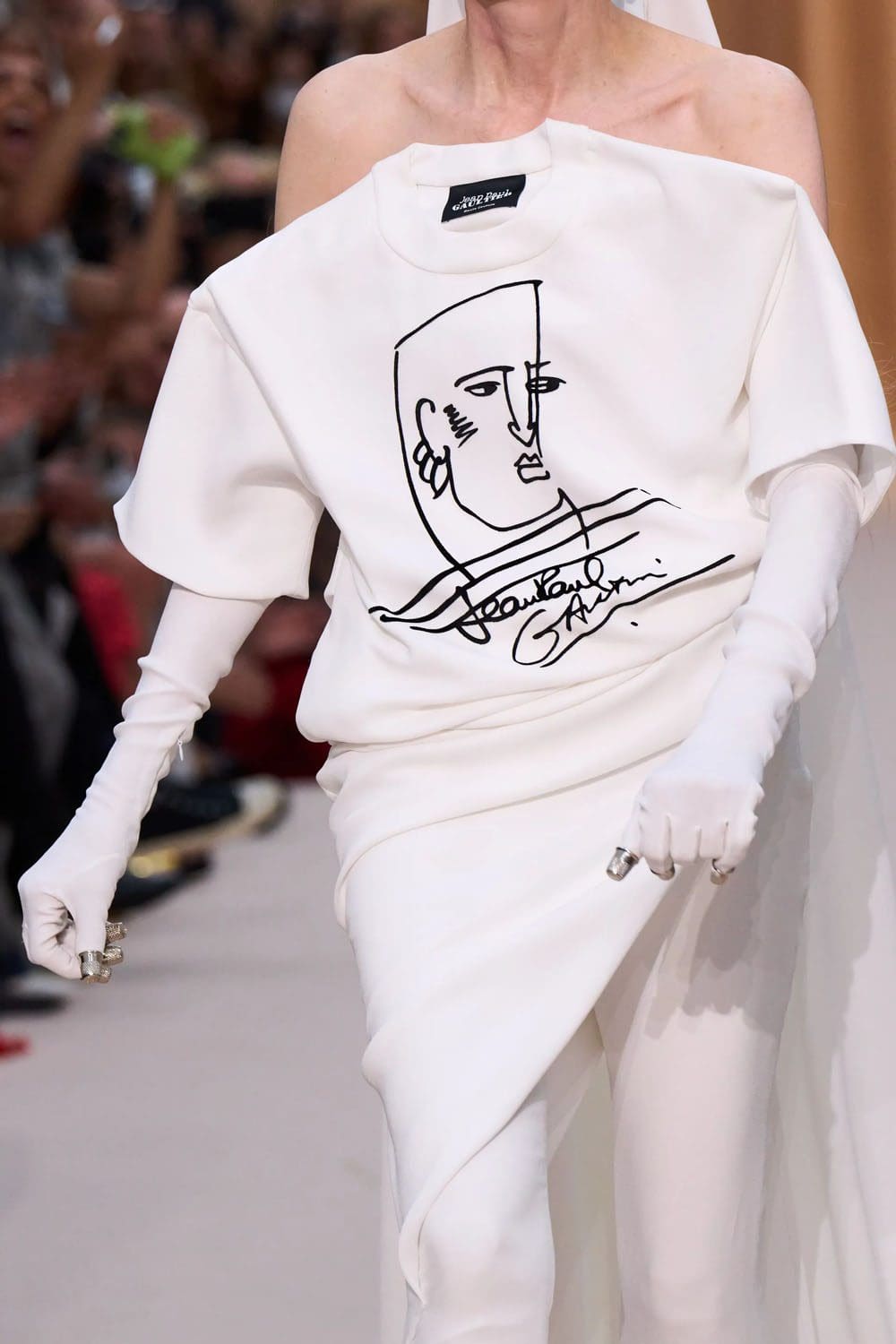 Jean Paul Gaultier de Olivier Rousteing Outono inverno 2022-2023 Runway revista