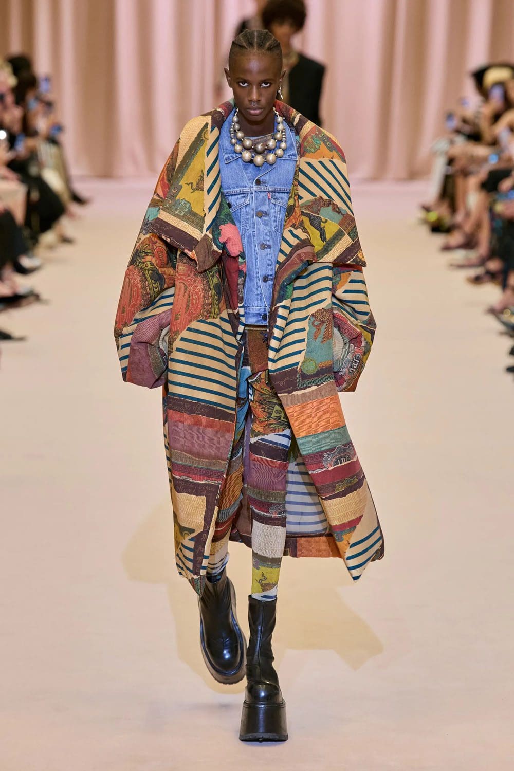 Jean Paul Gaultier de Olivier Rousteing Outono inverno 2022-2023 Runway revista