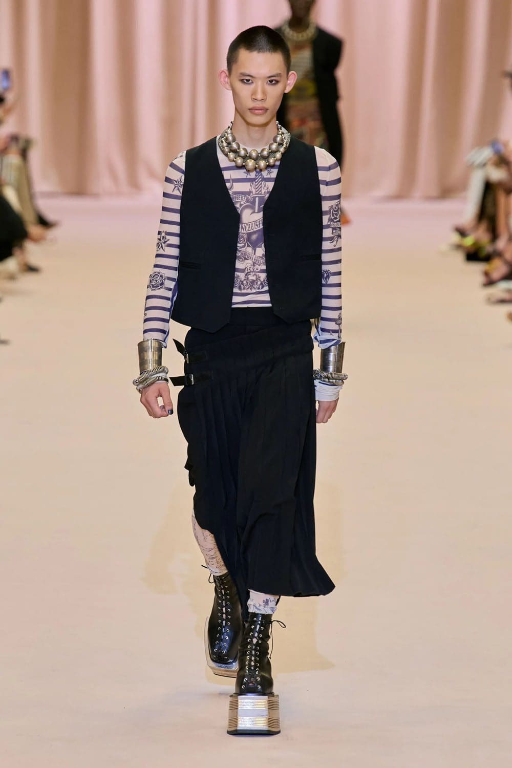 Jean Paul Gaultier de Olivier Rousteing Outono inverno 2022-2023 Runway revista