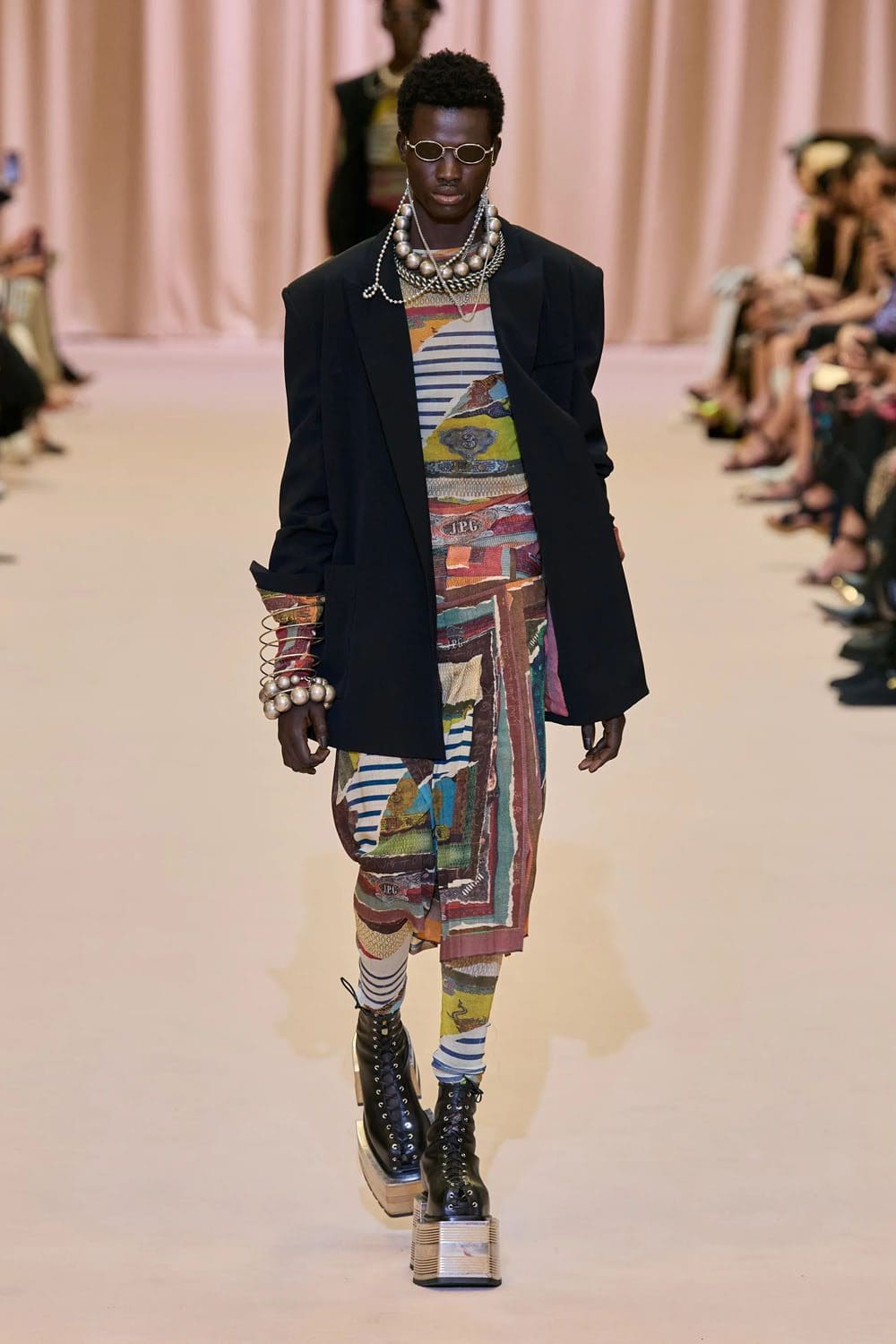 Jean Paul Gaultier de Olivier Rousteing Outono inverno 2022-2023 Runway revista