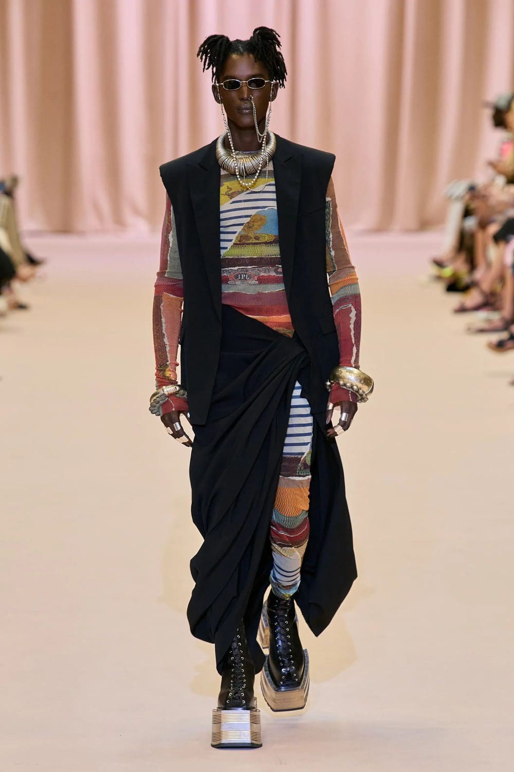 Jean Paul Gaultier de Olivier Rousteing Outono inverno 2022-2023 Runway revista