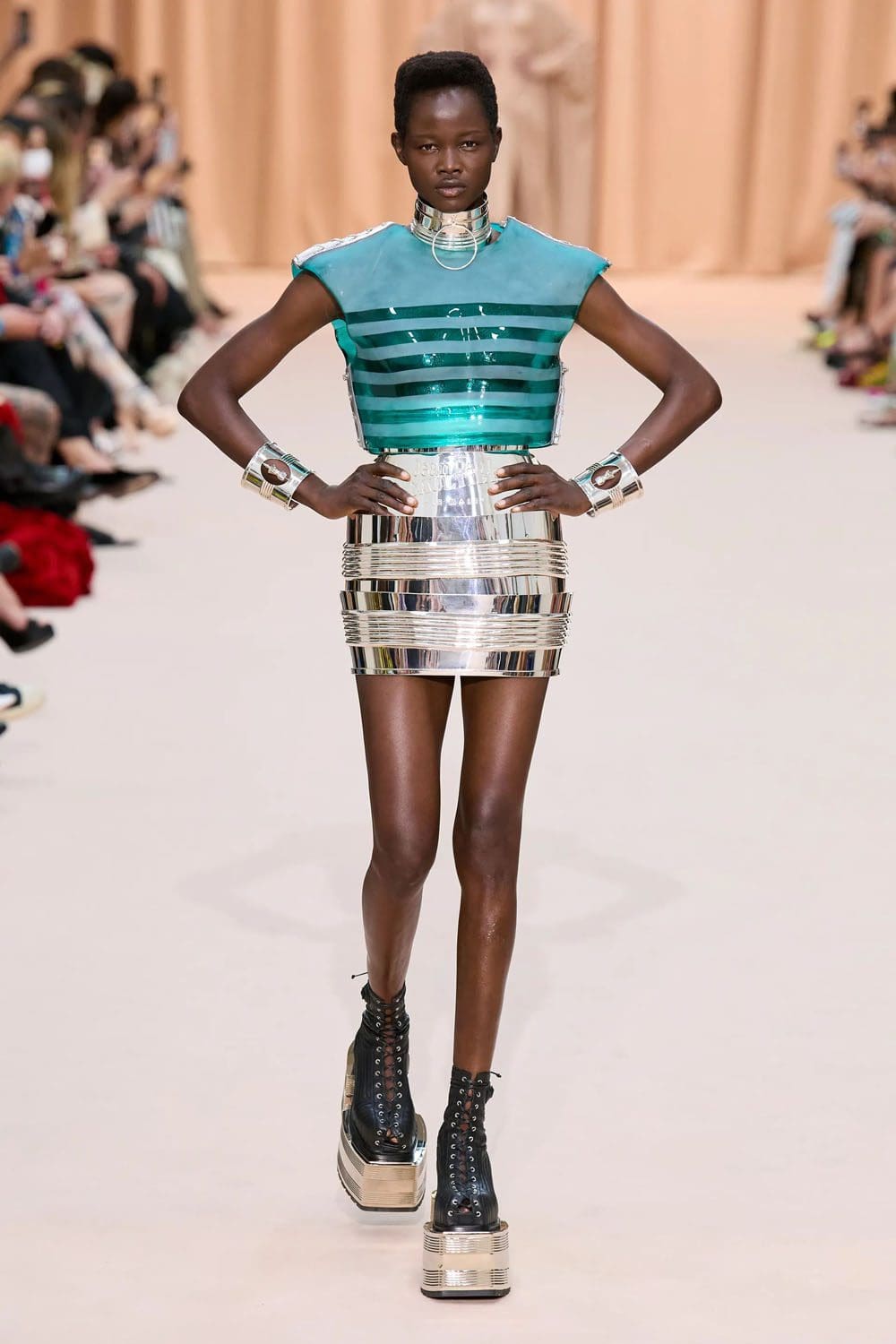 Jean Paul Gaultier de Olivier Rousteing Outono inverno 2022-2023 Runway revista