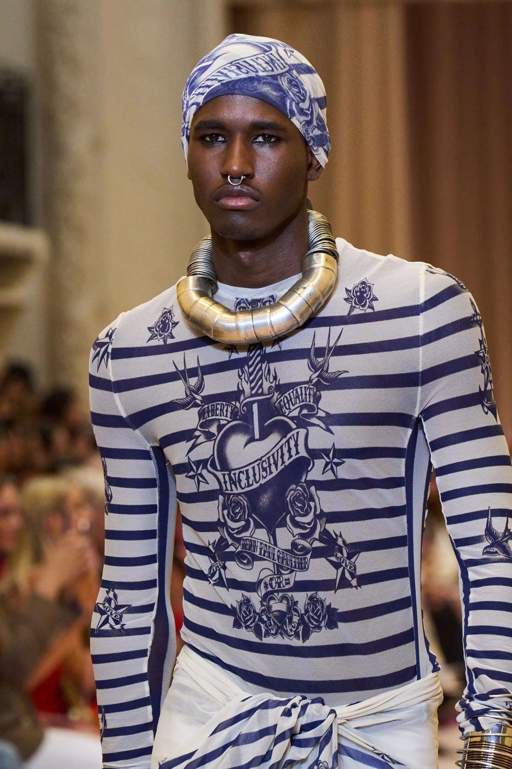 Jean Paul Gaultier de Olivier Rousteing Outono inverno 2022-2023 Runway revista