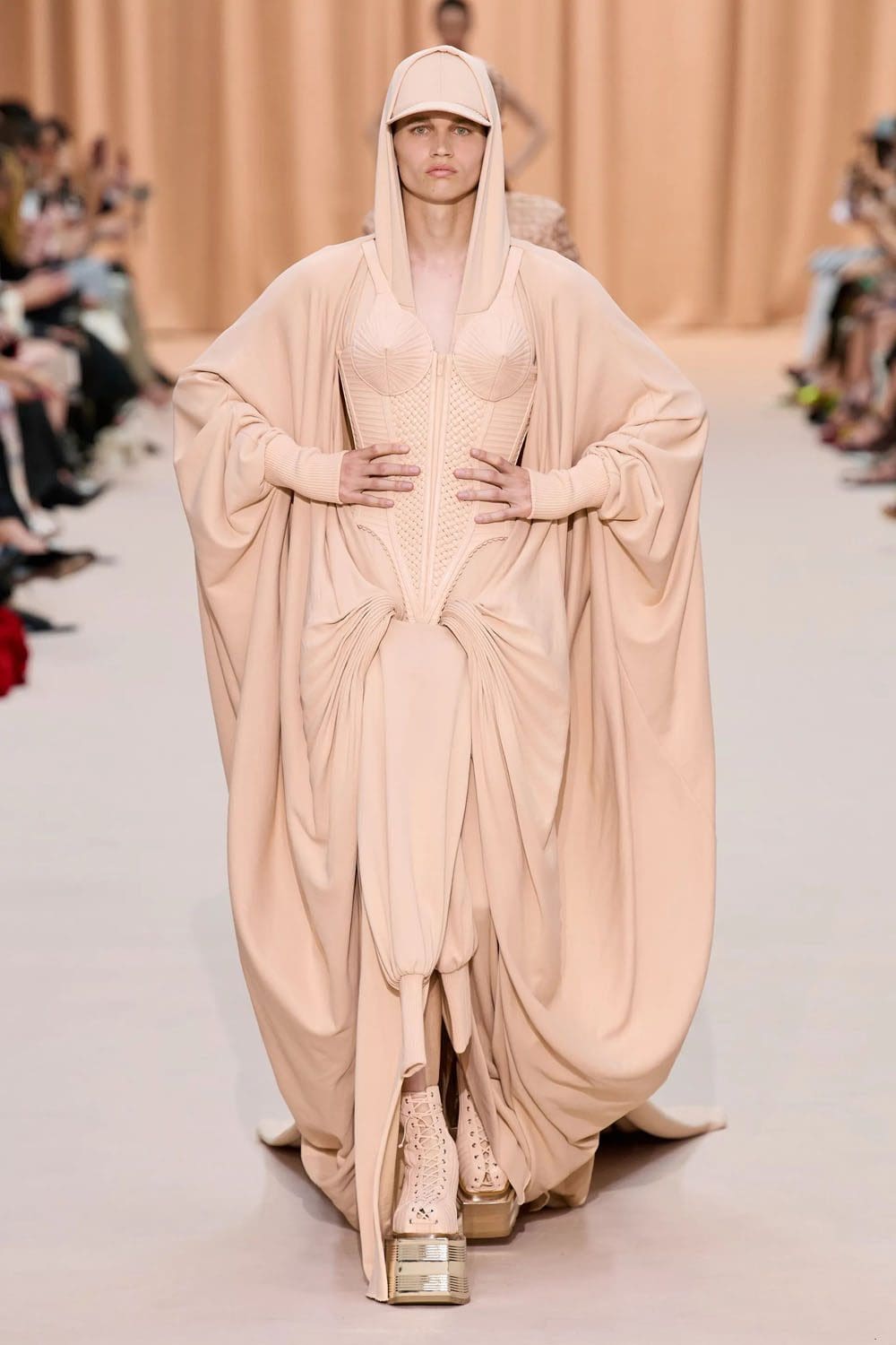 Jean Paul Gaultier de Olivier Rousteing Outono inverno 2022-2023 Runway revista
