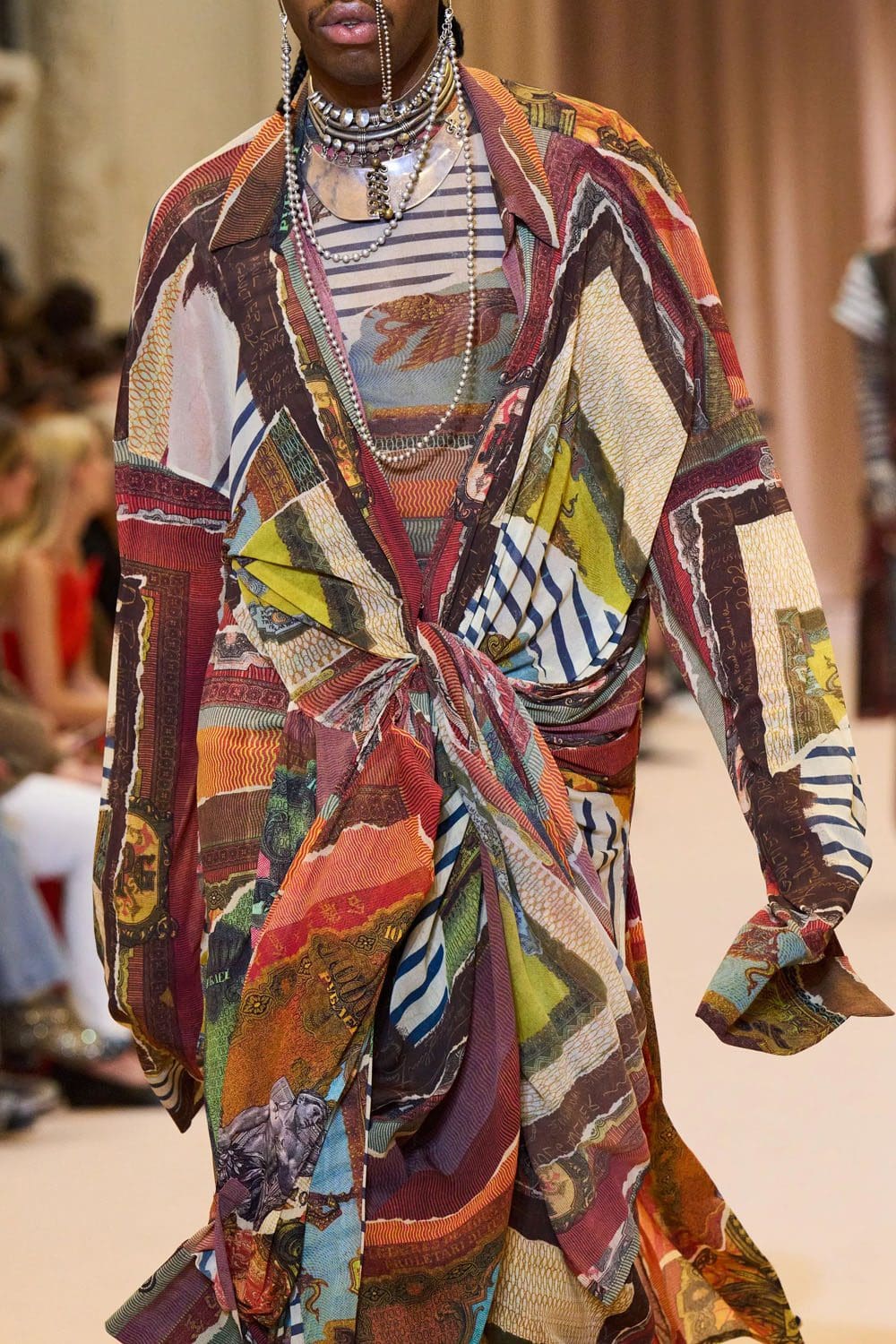 Jean Paul Gaultier de Olivier Rousteing Outono inverno 2022-2023 Runway revista