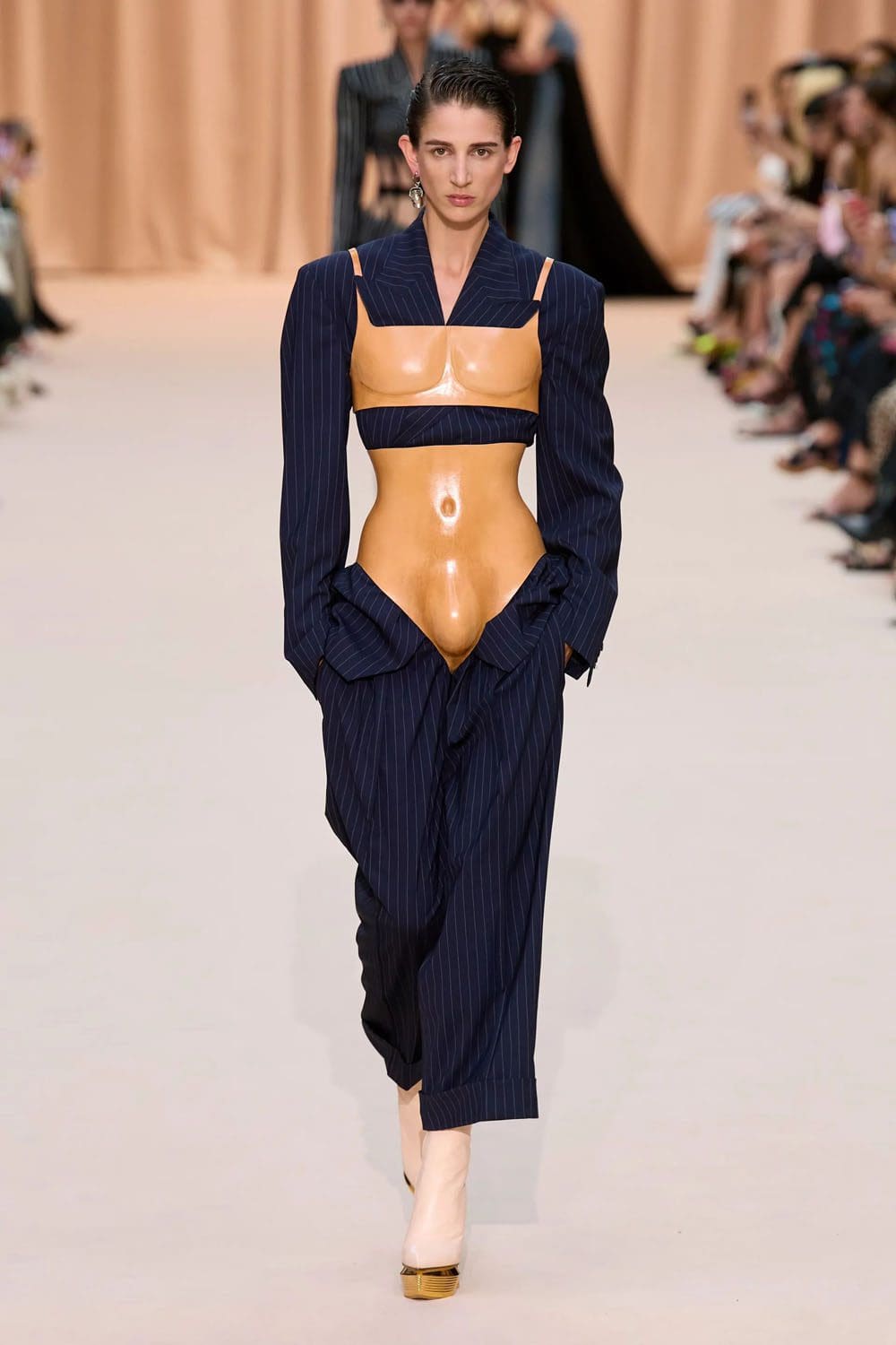 Jean Paul Gaultier de Olivier Rousteing Outono inverno 2022-2023 Runway revista