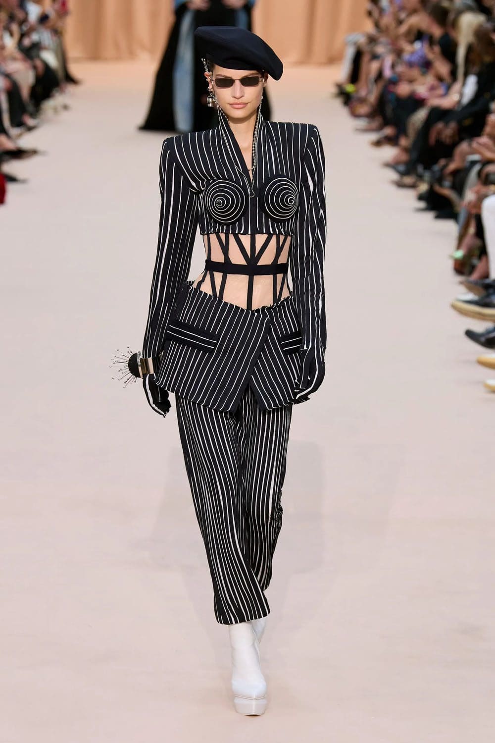 Jean Paul Gaultier de Olivier Rousteing Outono inverno 2022-2023 Runway revista