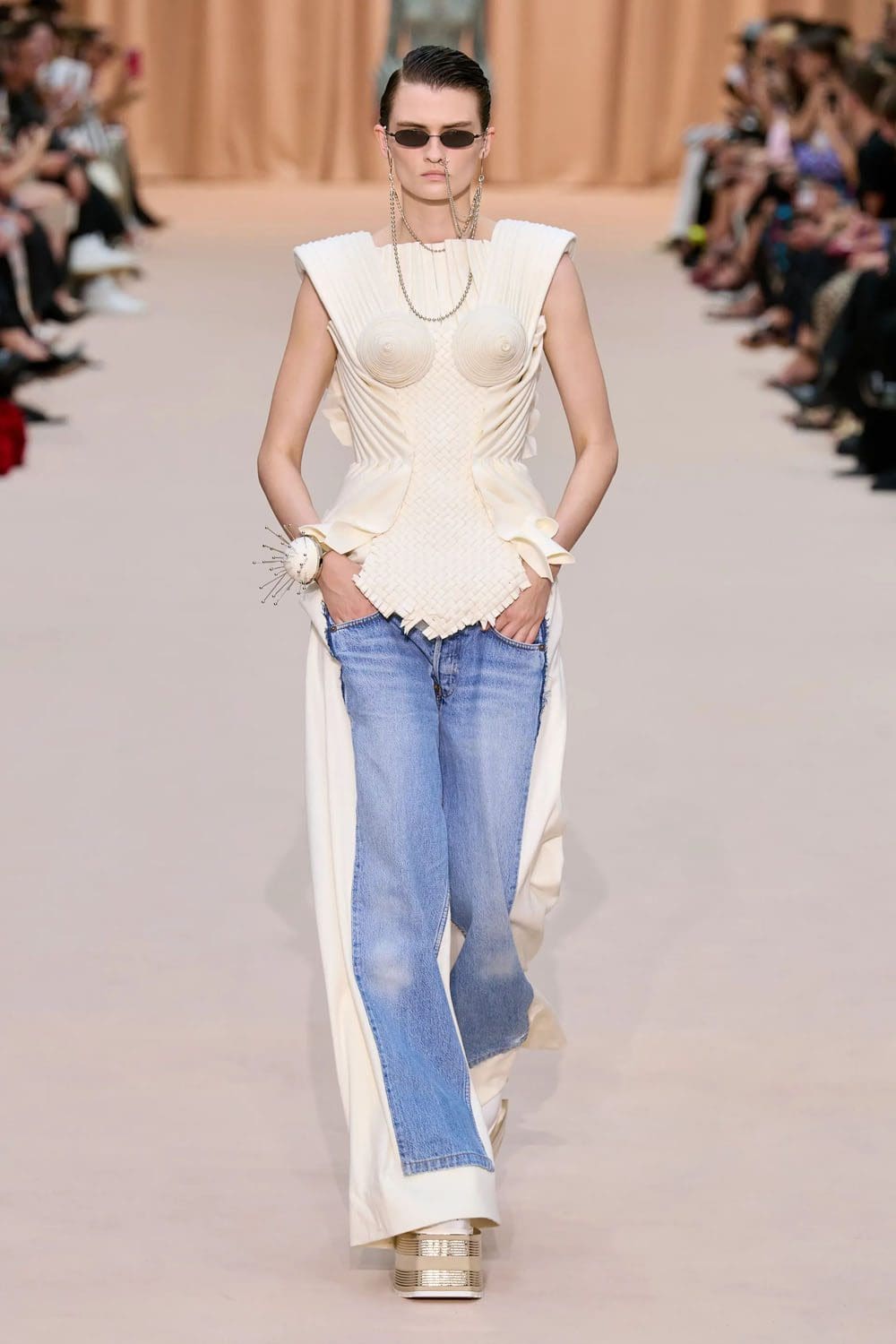 Jean Paul Gaultier de Olivier Rousteing Outono inverno 2022-2023 Runway revista