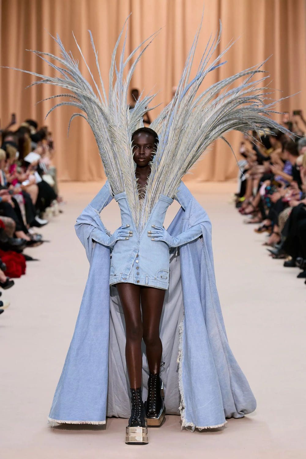 Jean Paul Gaultier de Olivier Rousteing Outono inverno 2022-2023 Runway revista