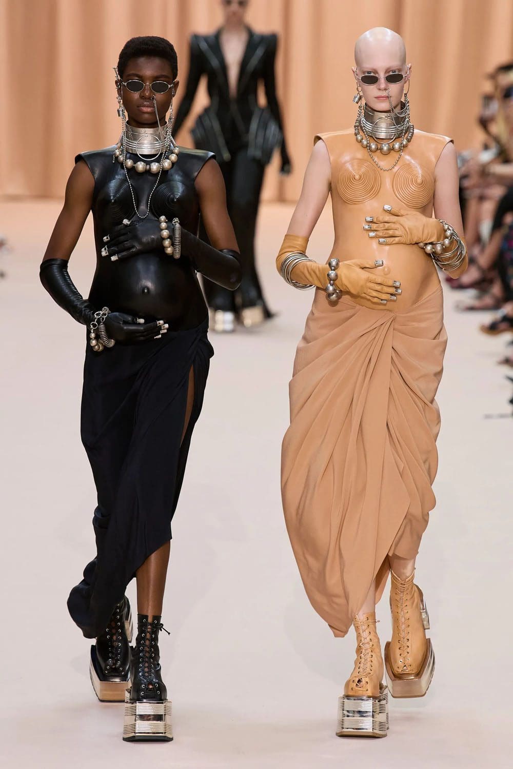 Jean Paul Gaultier de Olivier Rousteing Outono inverno 2022-2023 Runway revista
