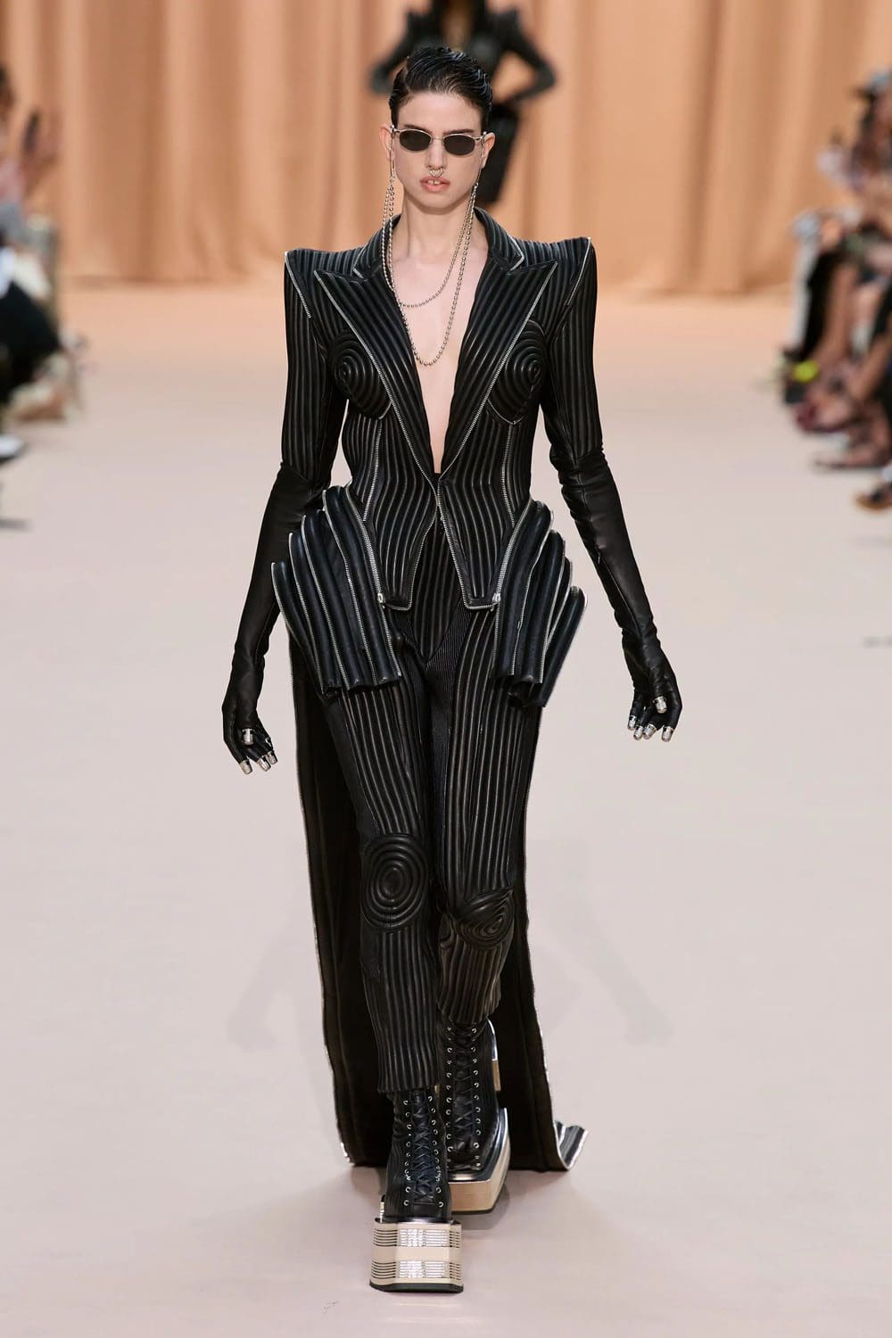 Jean Paul Gaultier de Olivier Rousteing Outono inverno 2022-2023 Runway revista