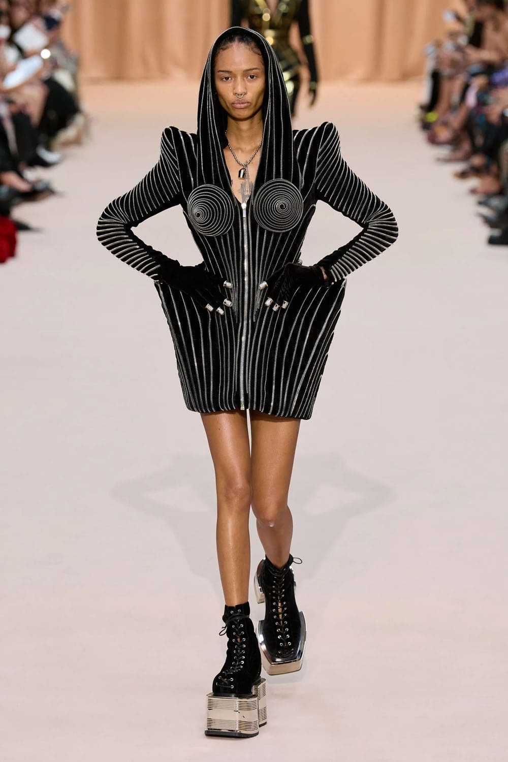Jean Paul Gaultier de Olivier Rousteing Outono inverno 2022-2023 Runway revista