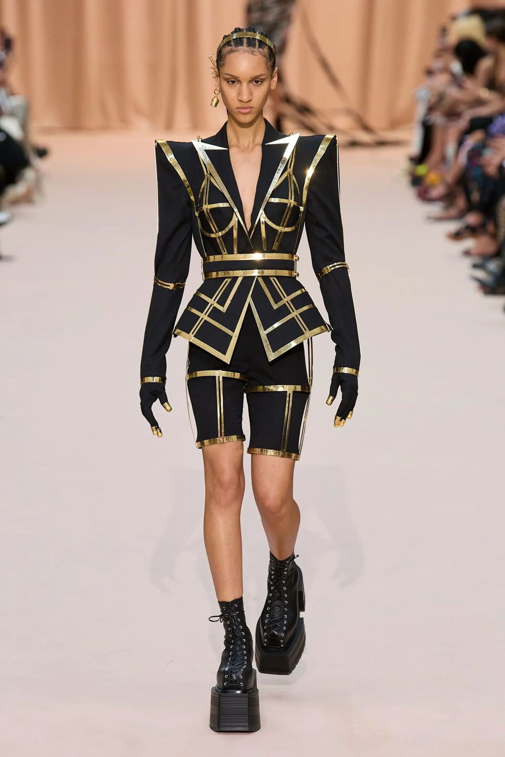 Jean Paul Gaultier de Olivier Rousteing Outono inverno 2022-2023 Runway revista
