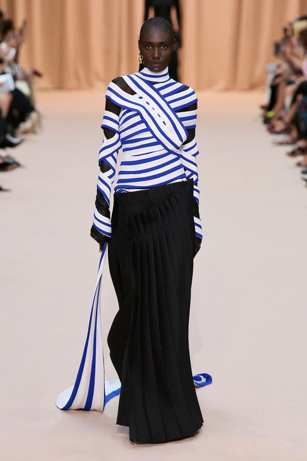 Jean Paul Gaultier de Olivier Rousteing Outono inverno 2022-2023 Runway revista