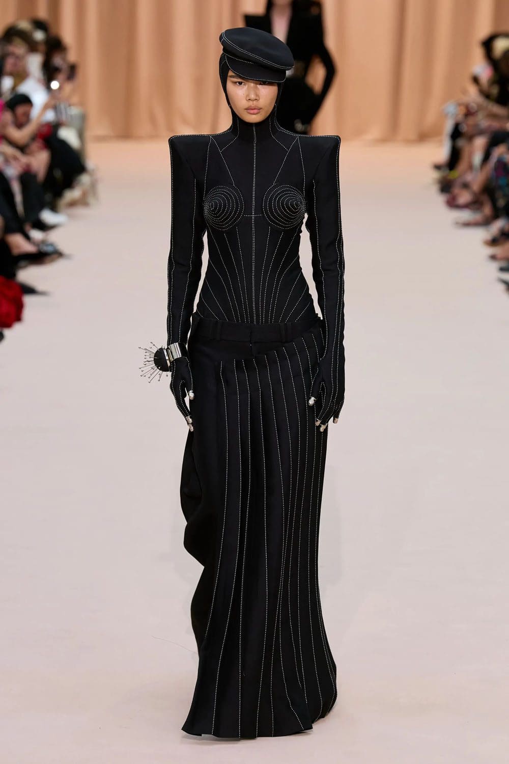 Jean Paul Gaultier de Olivier Rousteing Outono inverno 2022-2023 Runway revista