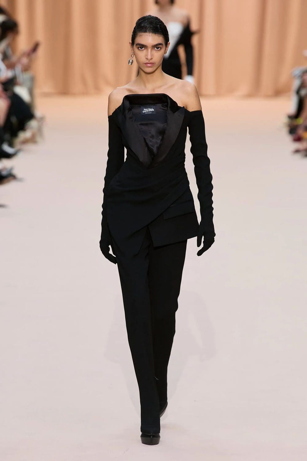 Jean Paul Gaultier de Olivier Rousteing Outono inverno 2022-2023 Runway revista
