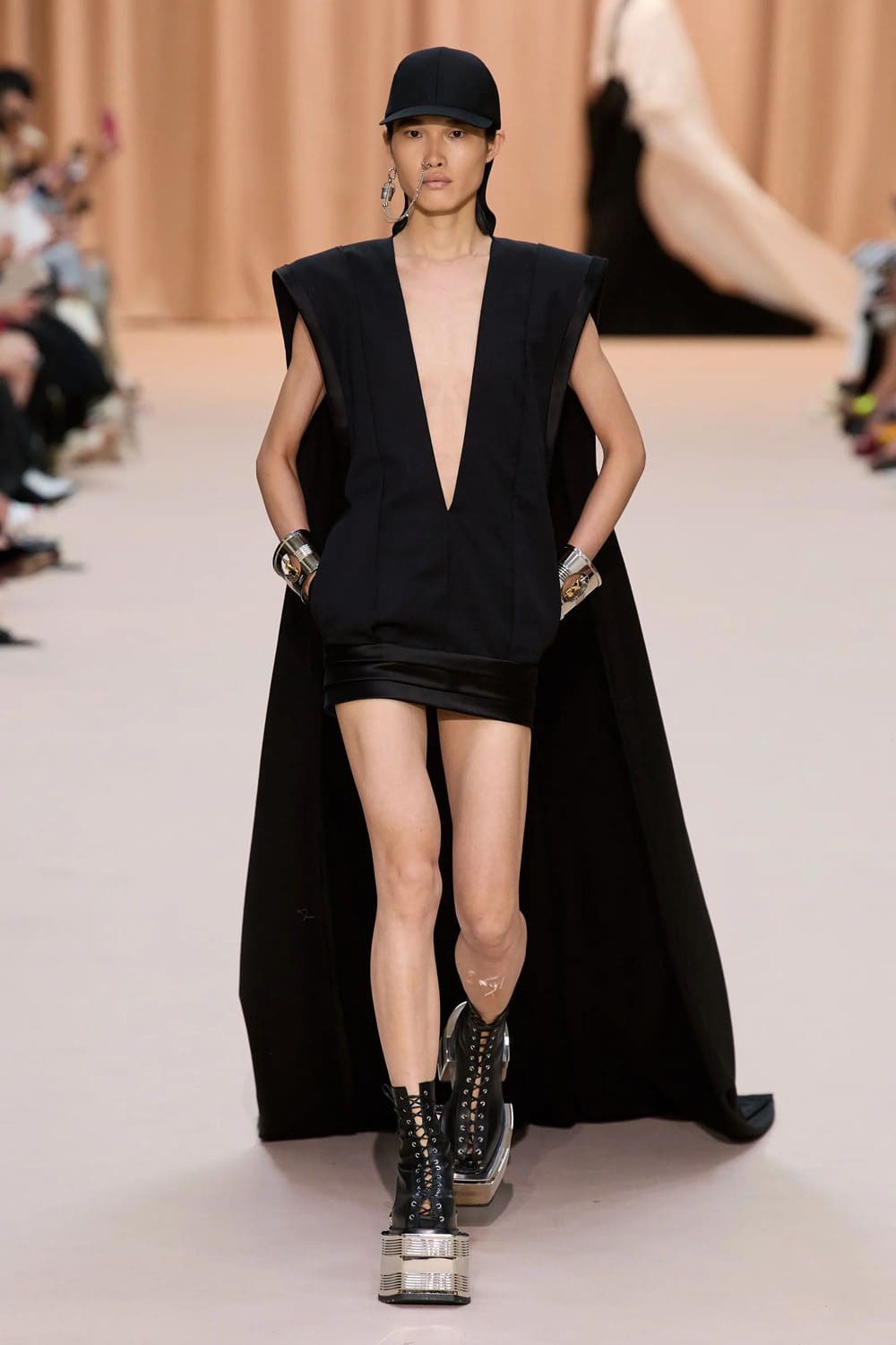Jean Paul Gaultier de Olivier Rousteing Outono inverno 2022-2023 Runway revista