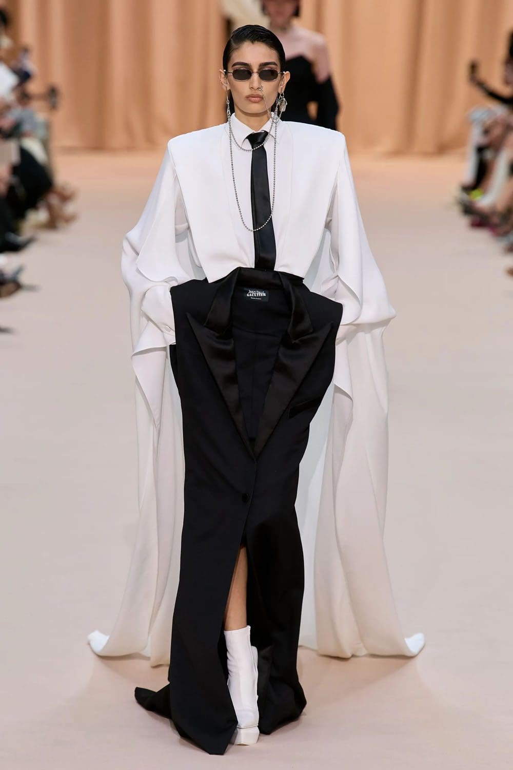Jean Paul Gaultier de Olivier Rousteing Outono inverno 2022-2023 Runway revista