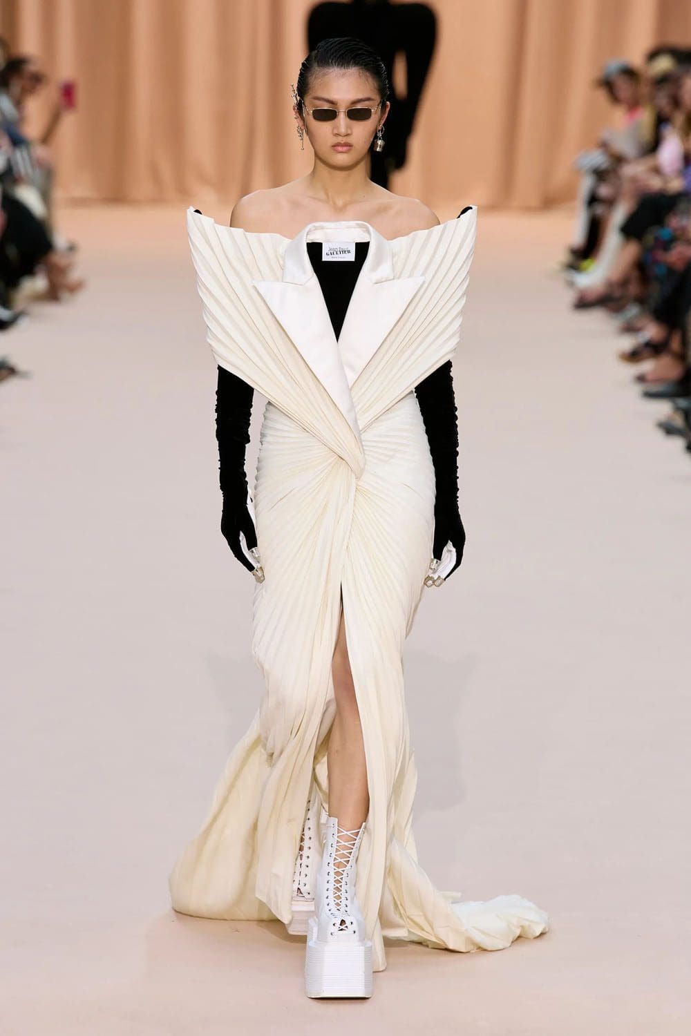Jean Paul Gaultier de Olivier Rousteing Outono inverno 2022-2023 Runway revista