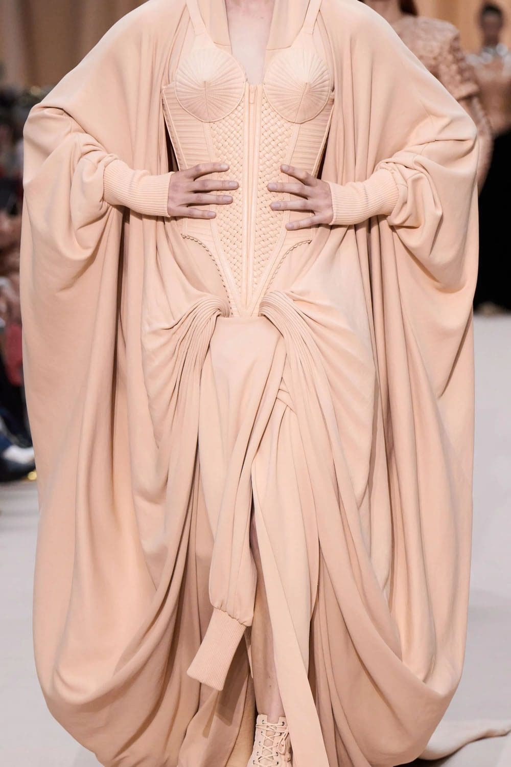 Jean Paul Gaultier de Olivier Rousteing Outono inverno 2022-2023 Runway revista