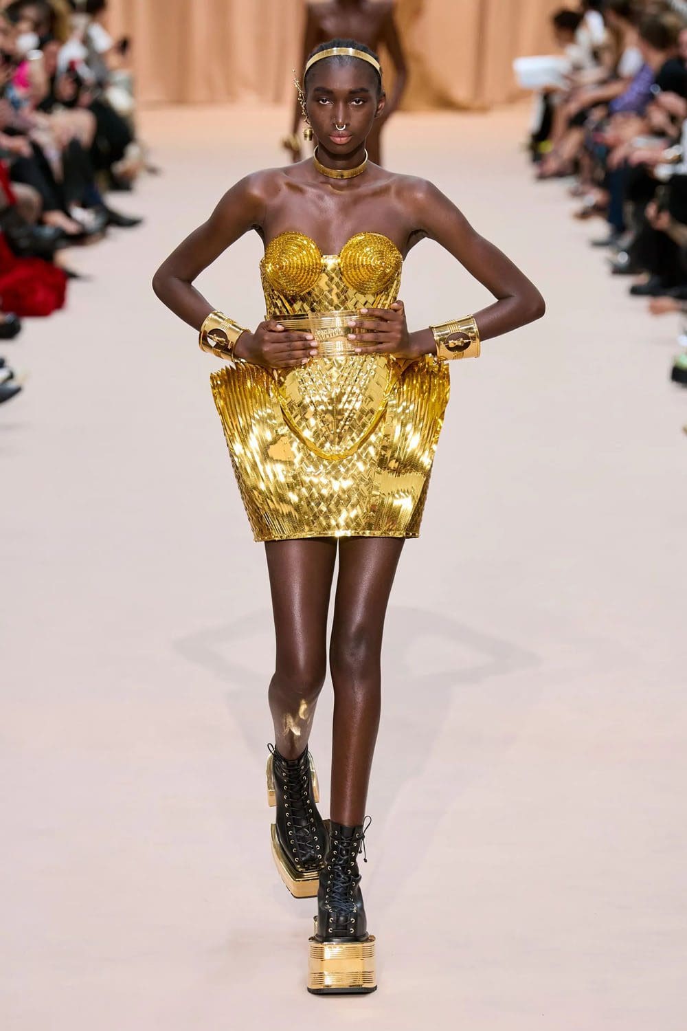 Jean Paul Gaultier de Olivier Rousteing Outono inverno 2022-2023 Runway revista