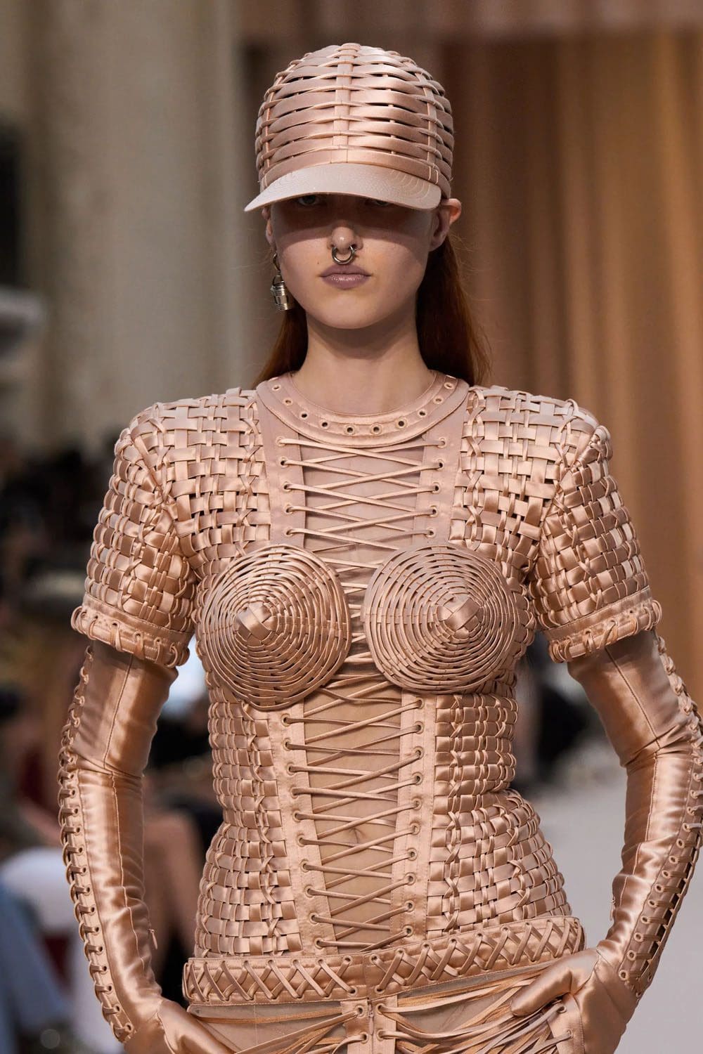 Jean Paul Gaultier de Olivier Rousteing Outono inverno 2022-2023 Runway revista