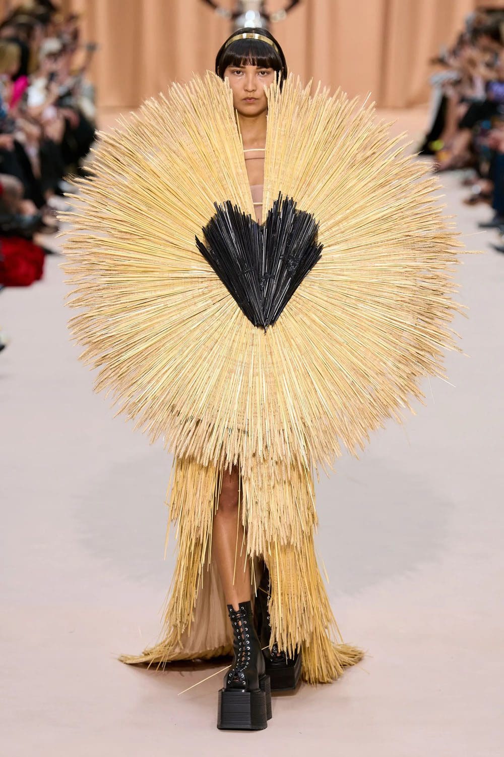 Jean Paul Gaultier de Olivier Rousteing Outono inverno 2022-2023 Runway revista