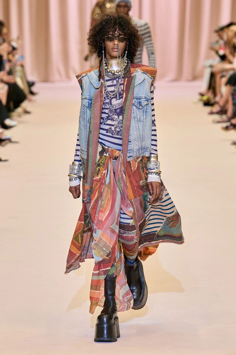 Jean Paul Gaultier de Olivier Rousteing Outono inverno 2022-2023 Runway revista