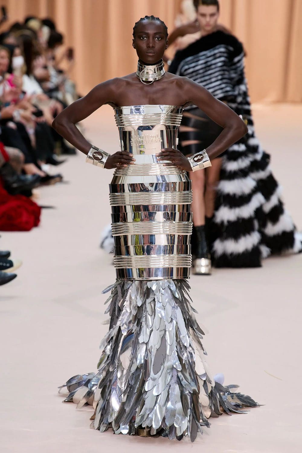 Jean Paul Gaultier de Olivier Rousteing Outono inverno 2022-2023 Runway revista