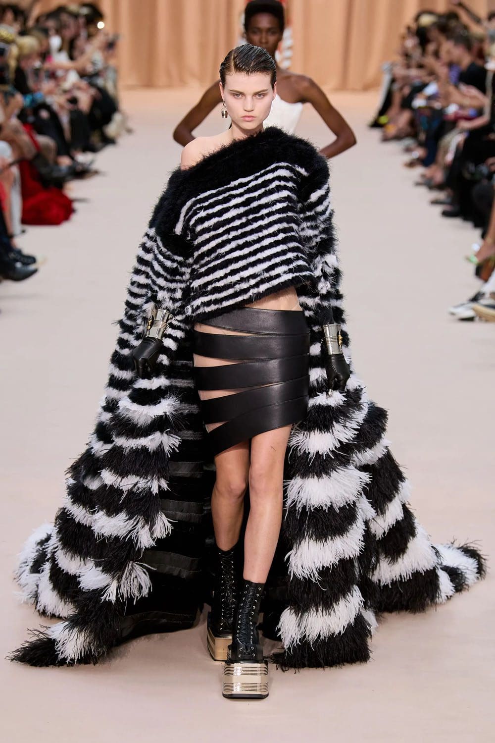 Jean Paul Gaultier de Olivier Rousteing Outono inverno 2022-2023 Runway revista