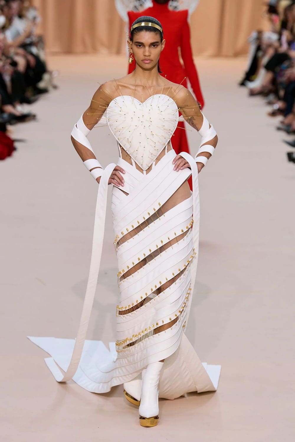 Jean Paul Gaultier de Olivier Rousteing Outono inverno 2022-2023 Runway revista
