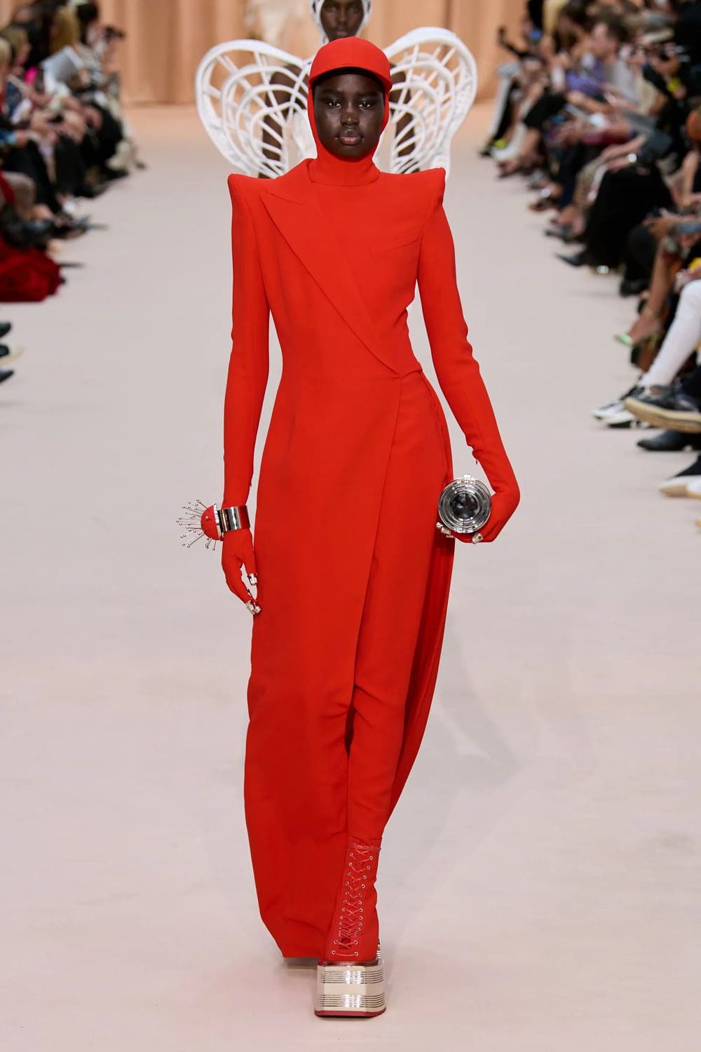 Jean Paul Gaultier de Olivier Rousteing Outono inverno 2022-2023 Runway revista
