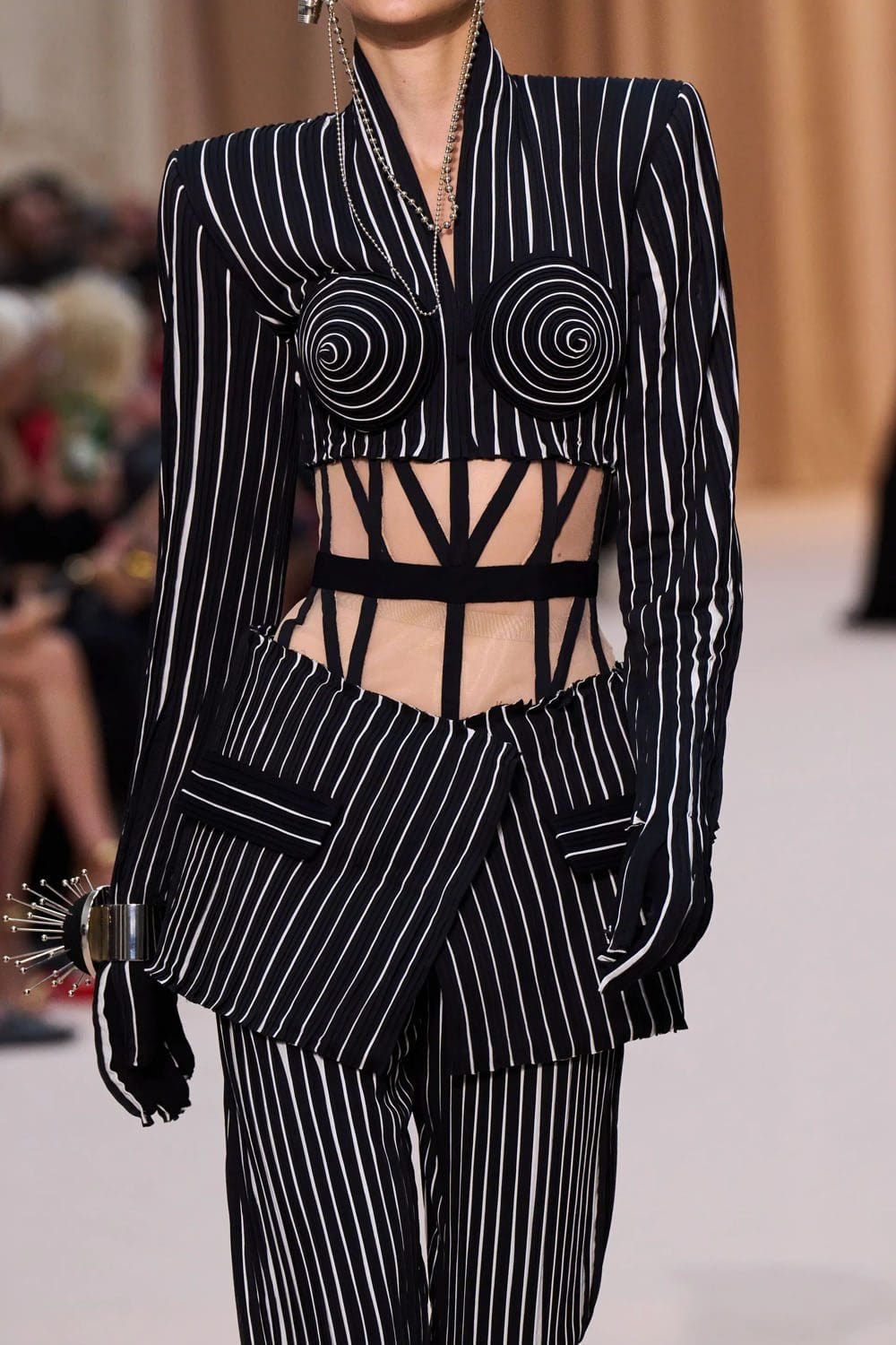 Jean Paul Gaultier de Olivier Rousteing Outono inverno 2022-2023 Runway revista