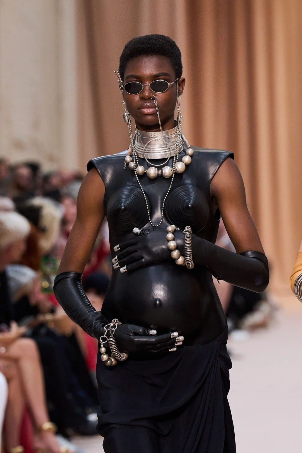 Jean Paul Gaultier de Olivier Rousteing Outono inverno 2022-2023 Runway revista