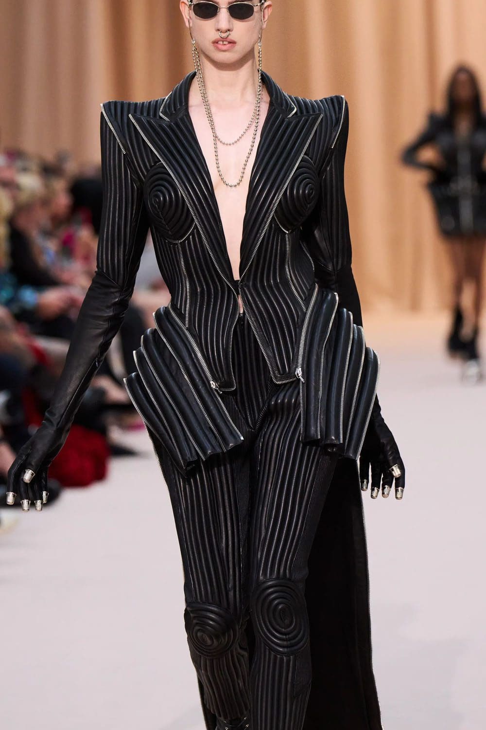 Jean Paul Gaultier de Olivier Rousteing Outono inverno 2022-2023 Runway revista