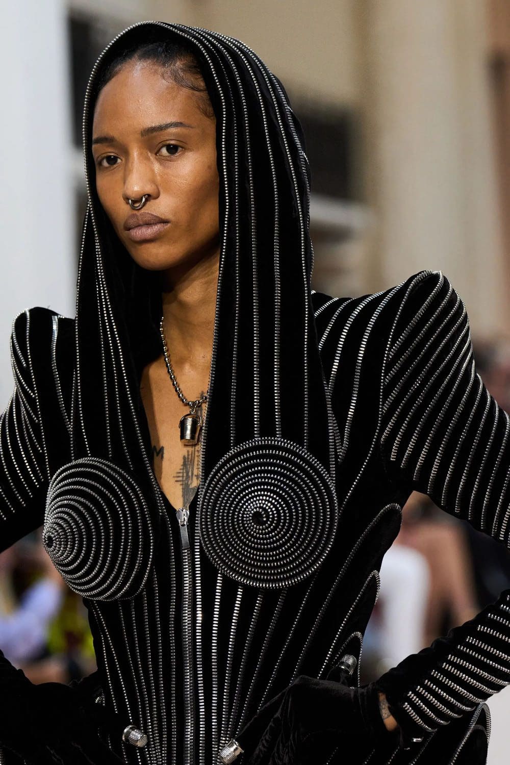 Jean Paul Gaultier de Olivier Rousteing Outono inverno 2022-2023 Runway revista