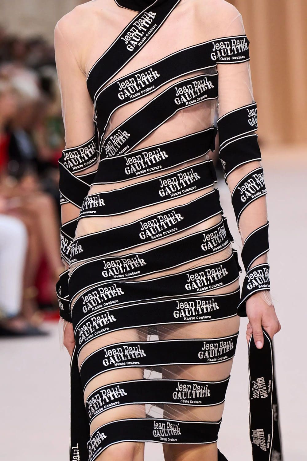 Jean Paul Gaultier de Olivier Rousteing Outono inverno 2022-2023 Runway revista