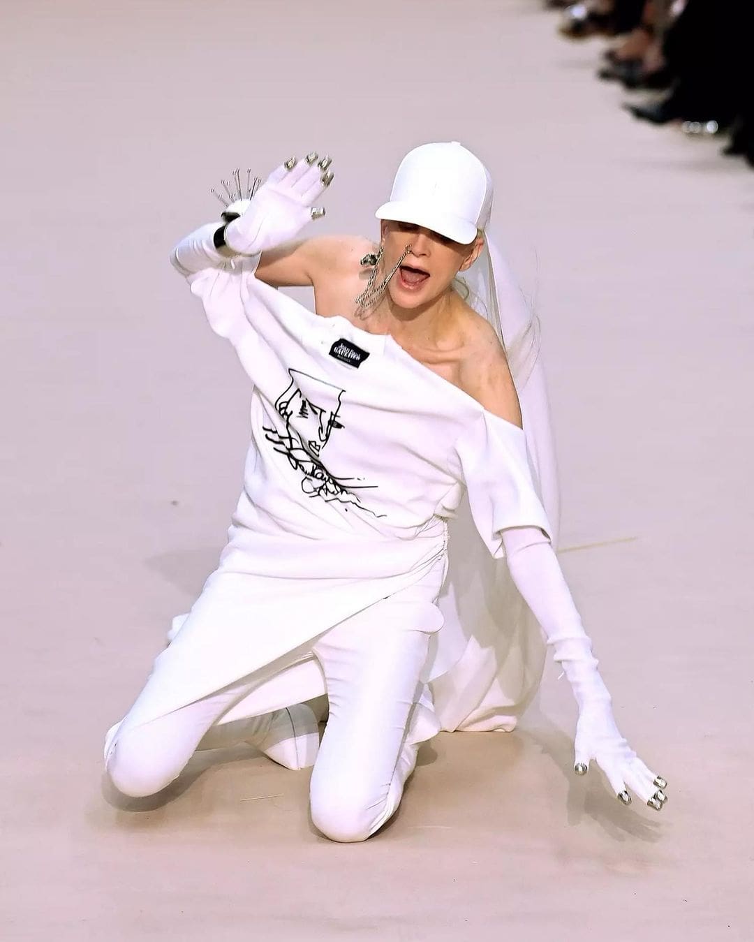 Kristen Mc Menamy-Olivier RousteingA noiva caída no JP Gaultier Couture Fall 2022