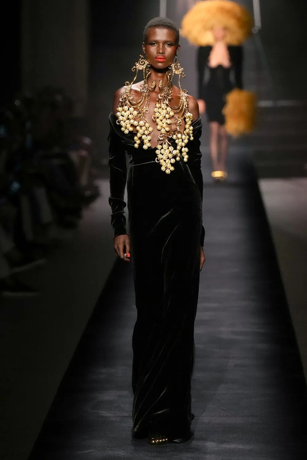 Schiaparelli Alta Costura Otoño 2022-2023 Runway Revista