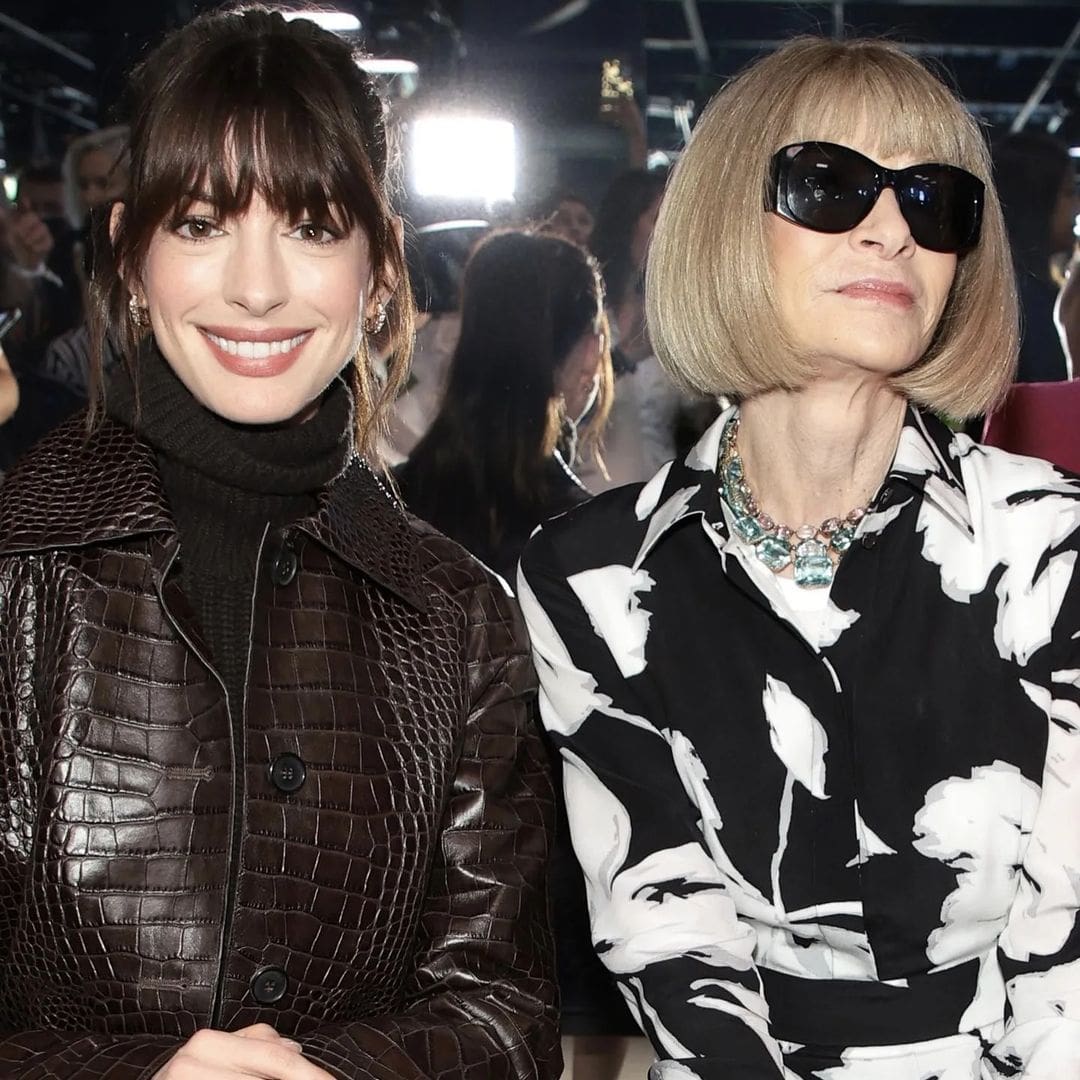 安妮·海瑟薇 (Anne Hathaway) 饰演 Andy,来自穿 Prada 的恶魔,安娜·温图尔 (Anna Wintour) 在 Michael Kors 2023 春夏纽约时装秀 Runway